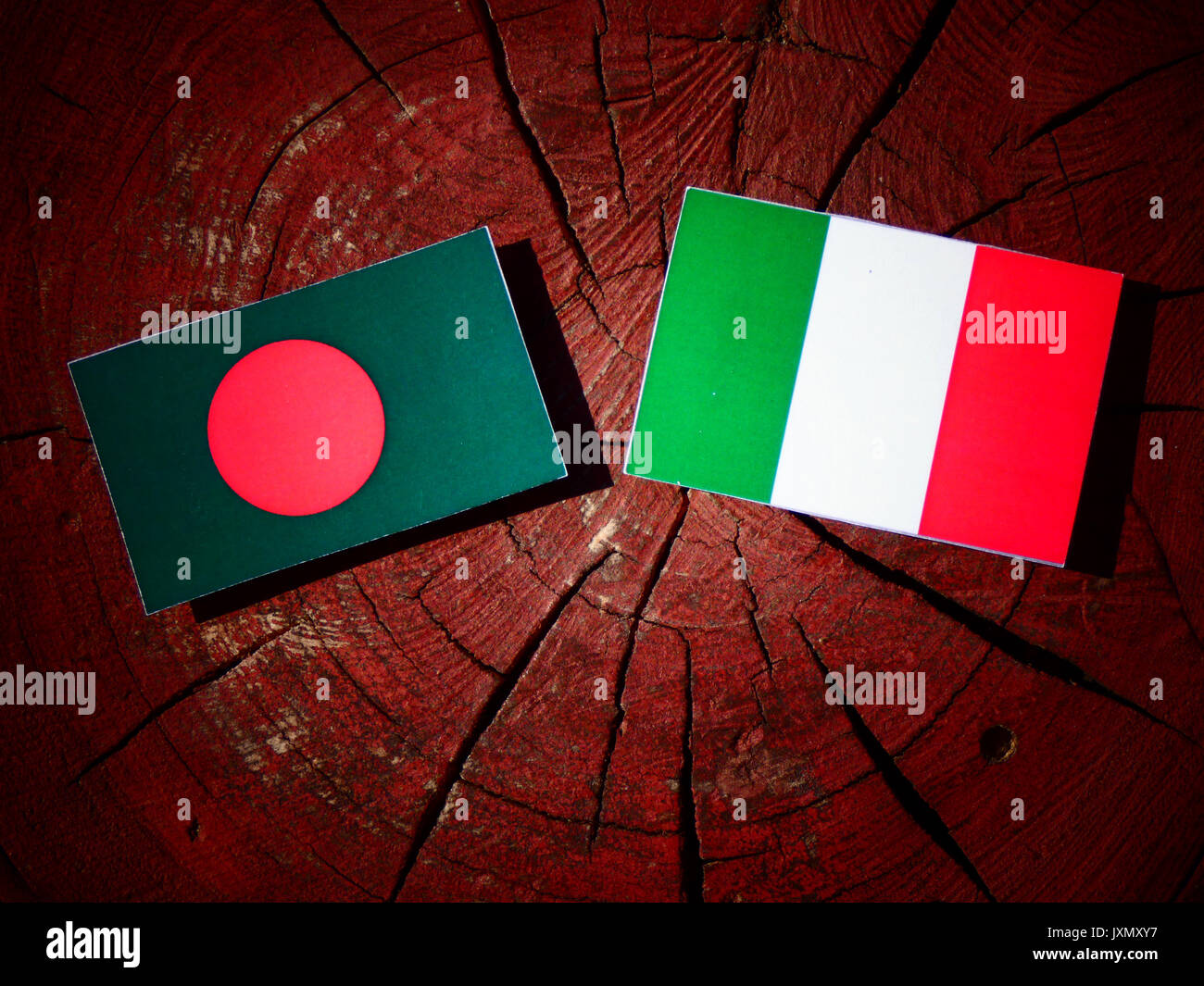 Bangladesh bandiera con bandiera italiana su un ceppo di albero isolato Foto Stock