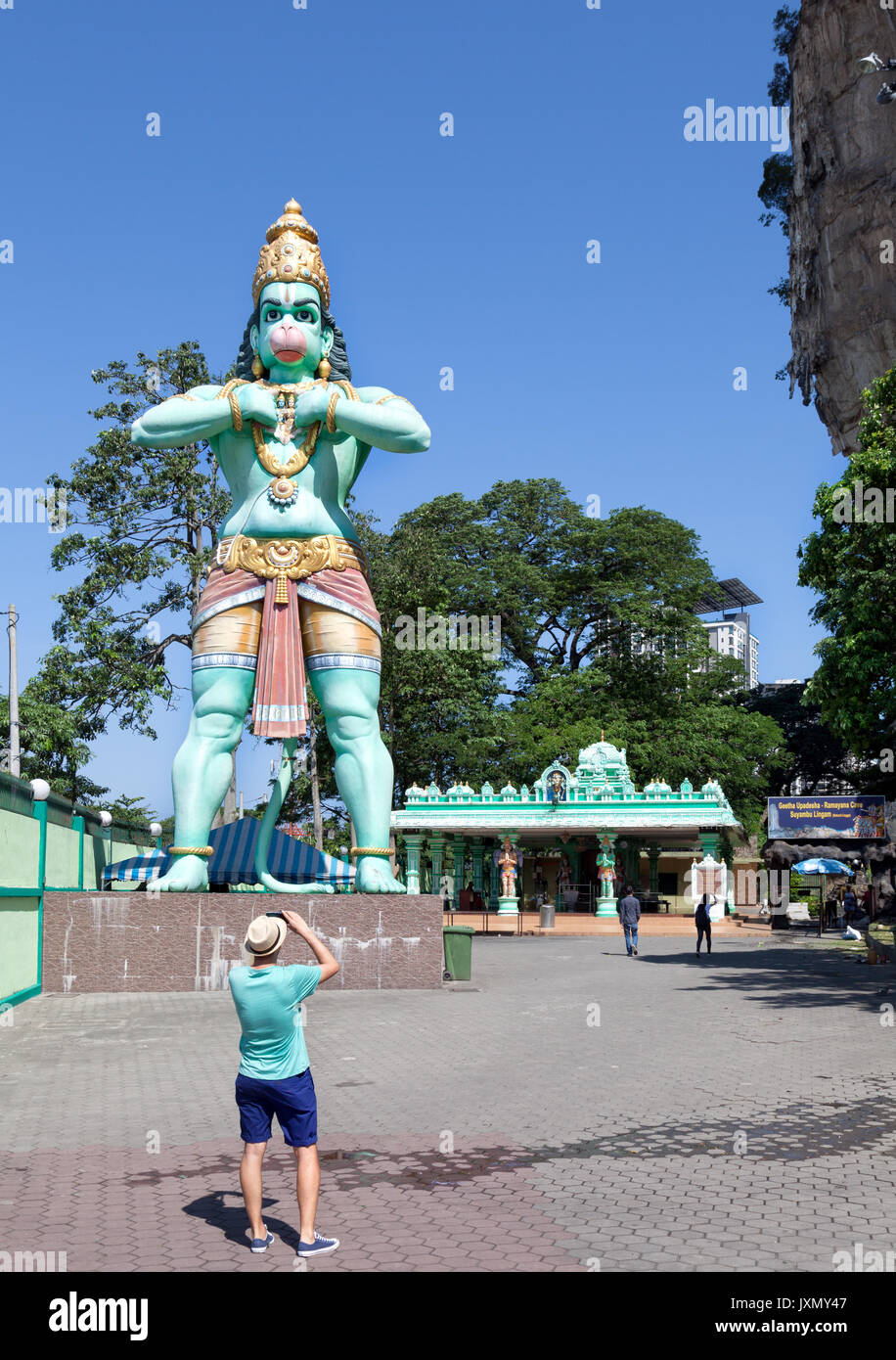 Kuala Lumpur, Malesia - 16 Febbraio 2016 : turistica prendendo la foto di un enorme statua di Lord Hanuman, una divinità Indù, a Grotte Batu complessa Foto Stock