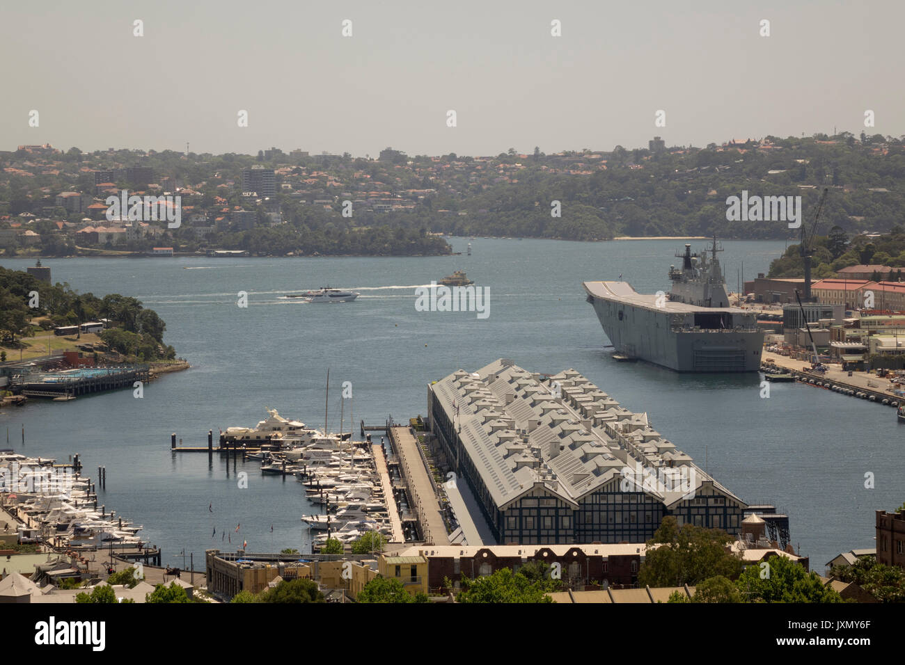 HMAS Canberra Navy nave ormeggiata presso HMAS Kuttabul Royal Australian Navy Base in Potts Point Sydney New South Wales AUSTRALIA Foto Stock