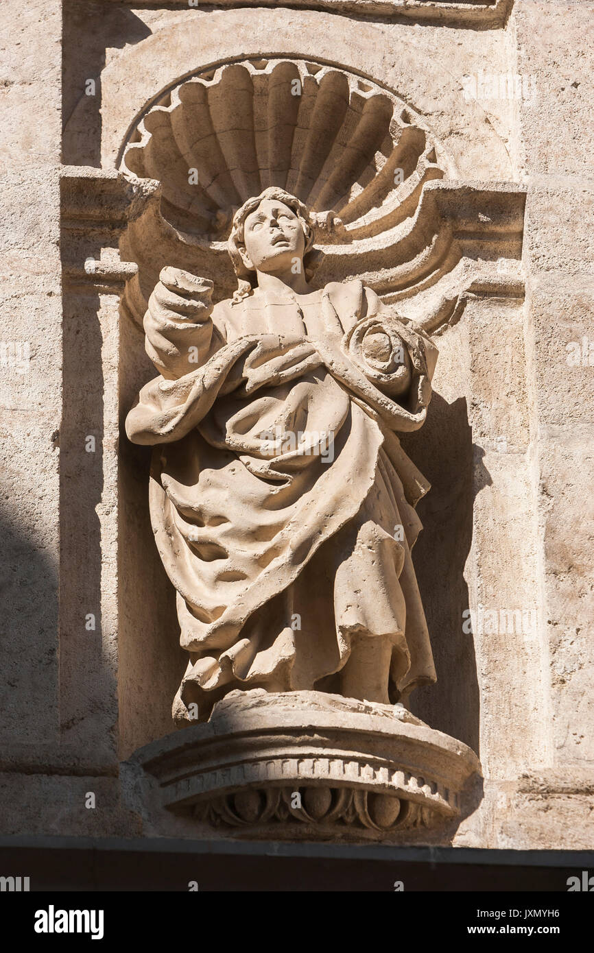 Scultura di San Giovanni Evangelista nella facciata rinascimentale di accesso alla cappella reale, Granada, Andalusia, Spagna Foto Stock