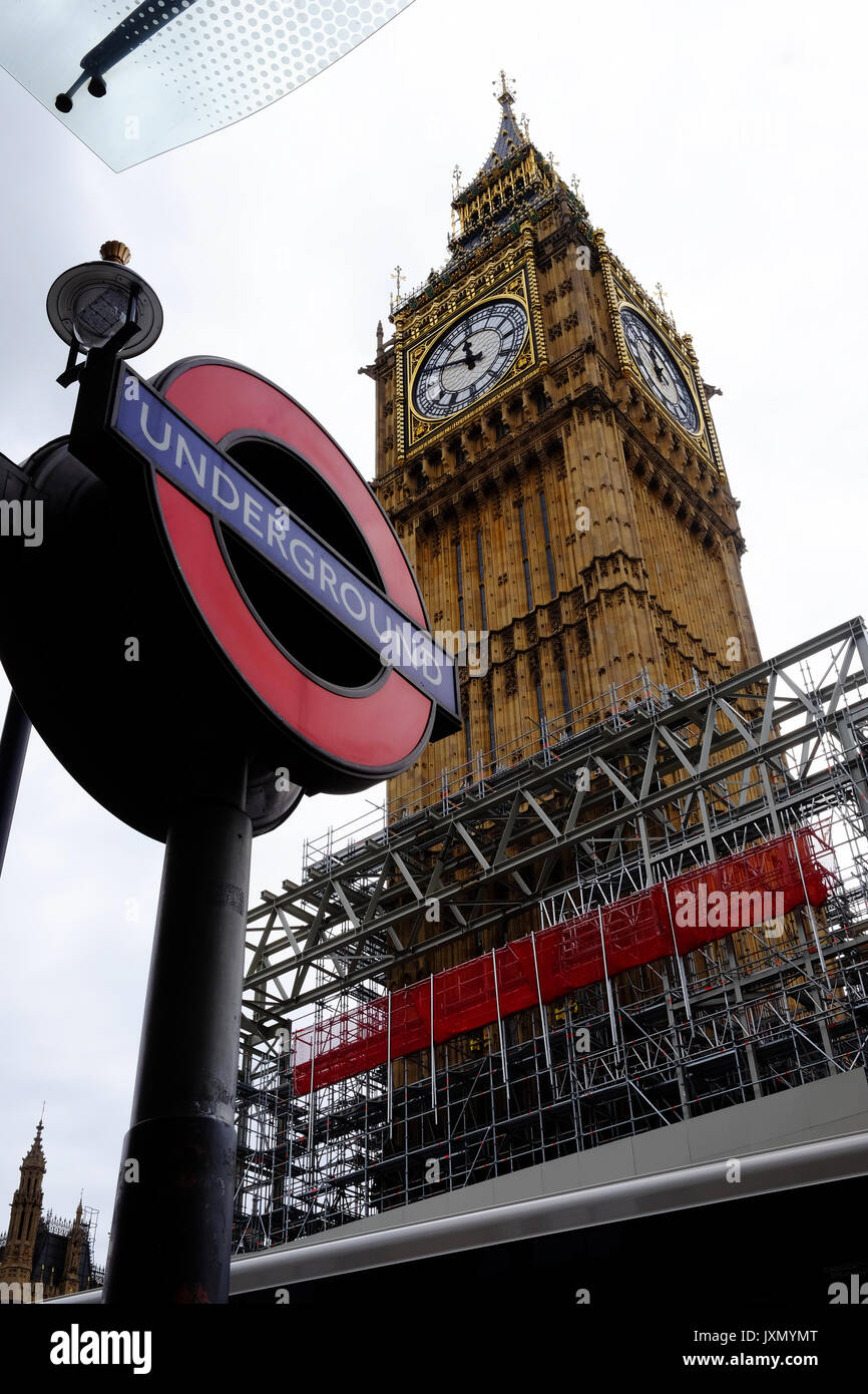 La torre dell'orologio del Big Ben di Londra e il ponteggio che è l inizio di una £29M lavori di rinnovo che silenzio la grande Campana Foto Stock