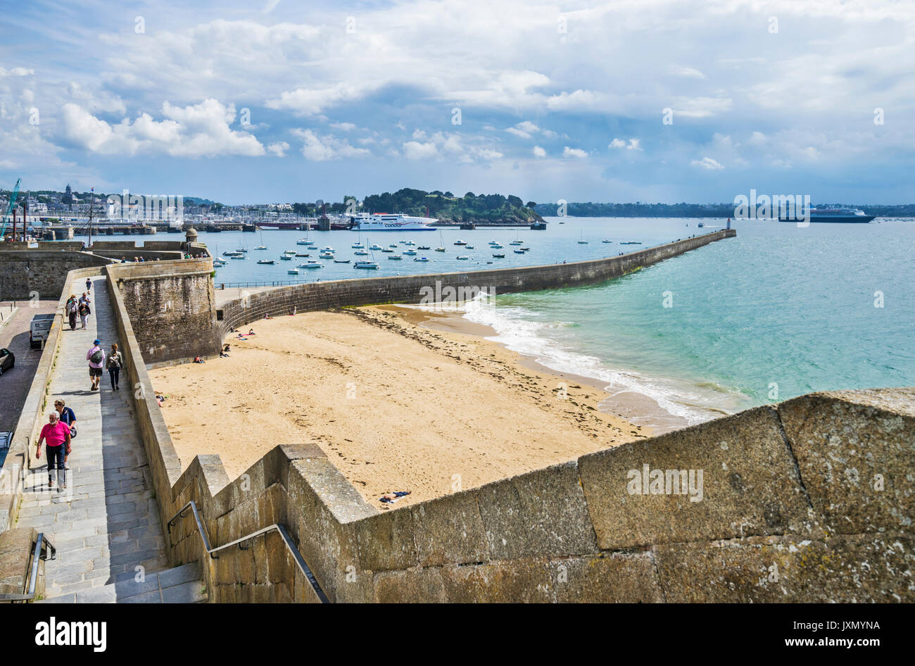 Francia, Bretagna, Saint-Malo, vista la Plage du Mole spiaggia dalla parete della città Foto Stock