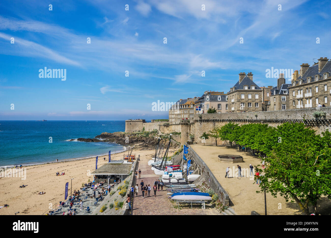 Francia, Bretagna, Saint-Malo, vista di Plage de Bon Secours beach e la parete della città Foto Stock