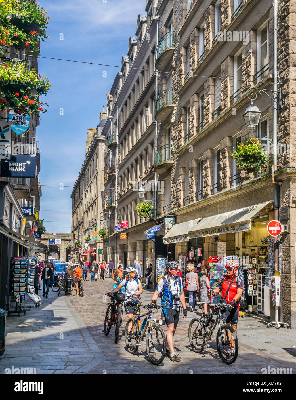 Francia, Bretagna, Saint-Malo, Intra Muros, vista di Rue Saint Vincent con il Saint Cincent city gate in background Foto Stock