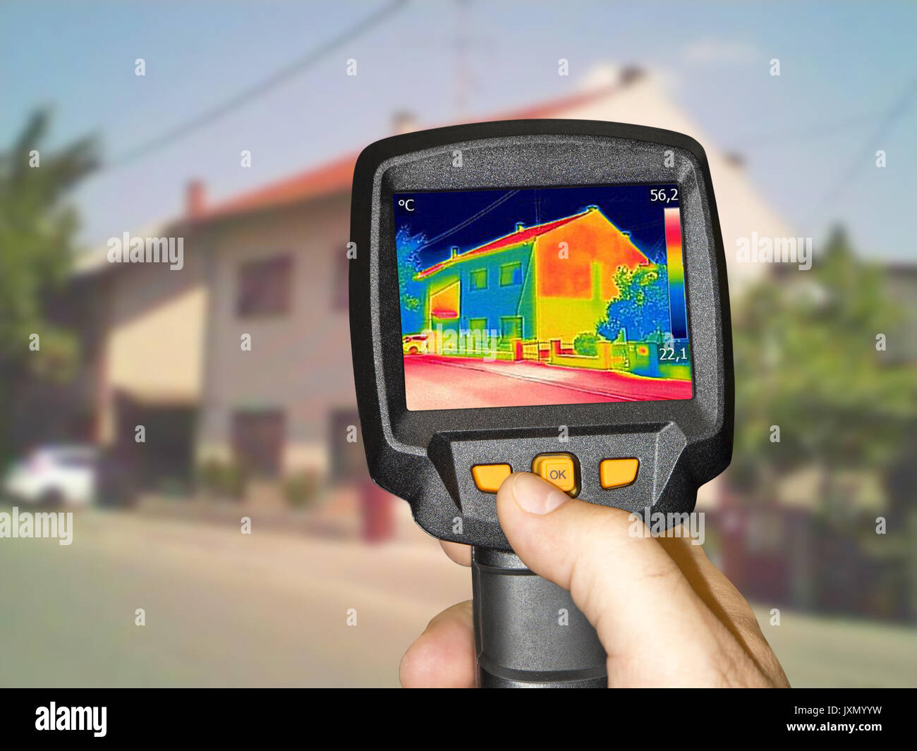 La registrazione di perdite di calore a casa con la termocamera infrarossa Foto Stock