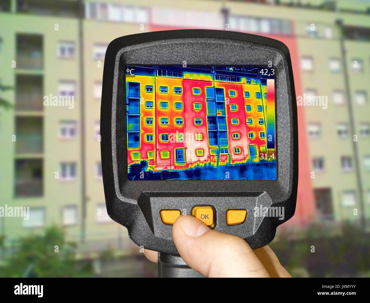 La registrazione di perdite di calore presso il palazzo residenziale con infrarossi Fotocamera termica Foto Stock