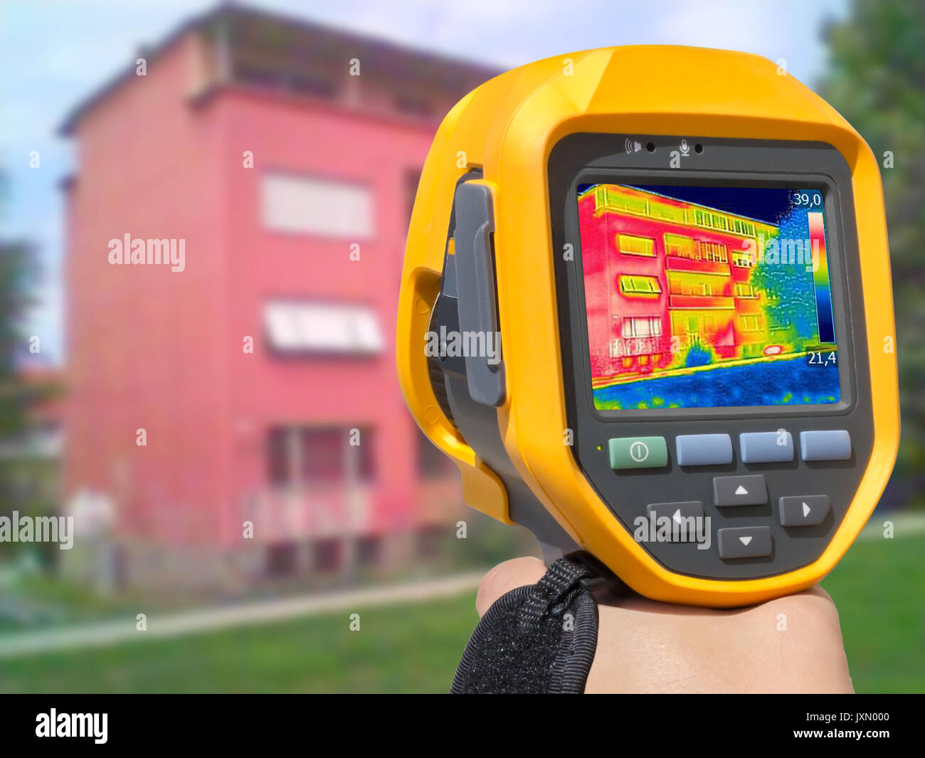 La registrazione di perdite di calore presso il palazzo residenziale con infrarossi Fotocamera termica Foto Stock