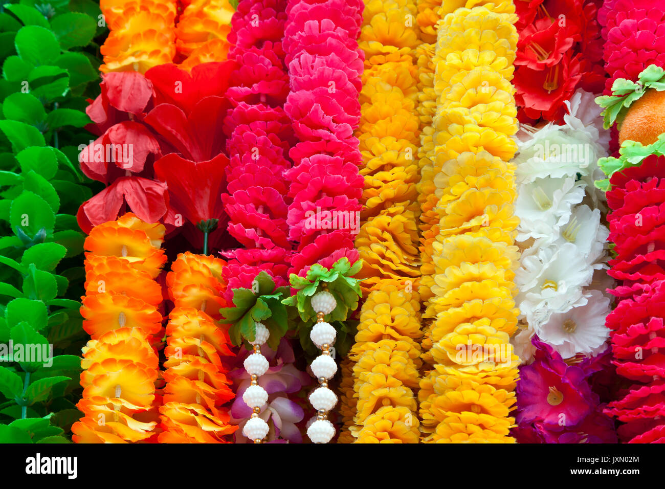 Multi colore ghirlande di fiori in vendita in Little India quartiere di Singapore Foto Stock