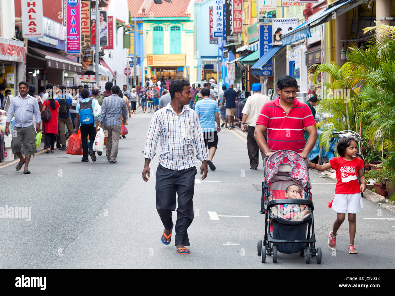 Singapore - Febbraio 21, 2016 : persone che passeggiano lungo una strada per lo shopping in Little India district Foto Stock