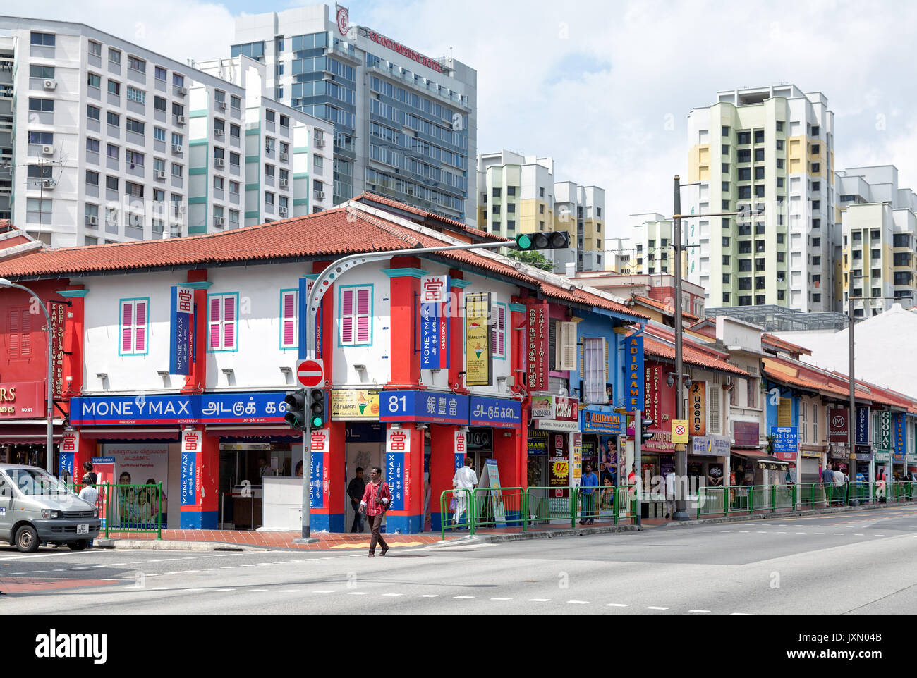 Singapore - Febbraio 21, 2016 : nuovi e vecchi edifici in Little India district Foto Stock
