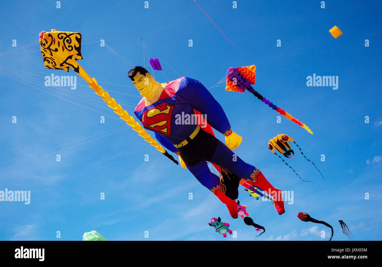 Un Superman aquiloni contro un cielo blu accanto al pesce ray aquiloni Foto Stock