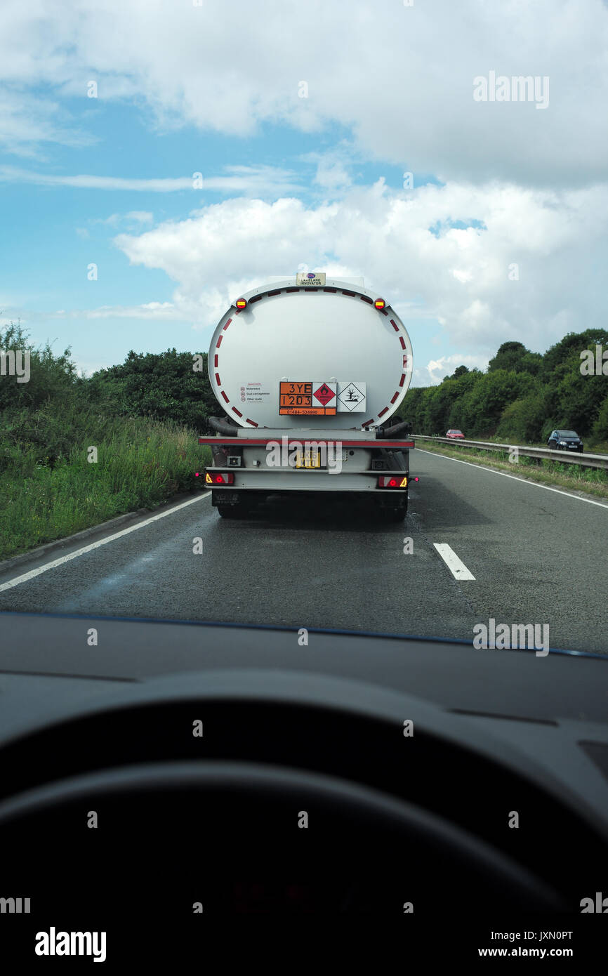 Un camion di carburante viaggia su una strada visto dal punto di vista dei driver Foto Stock