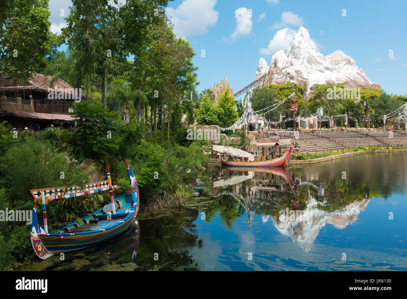 Guardando verso expedition everest oltre i fiumi del lago di luce in Disneys Animal Kingdom Theme Park, Orlando, Florida. Foto Stock
