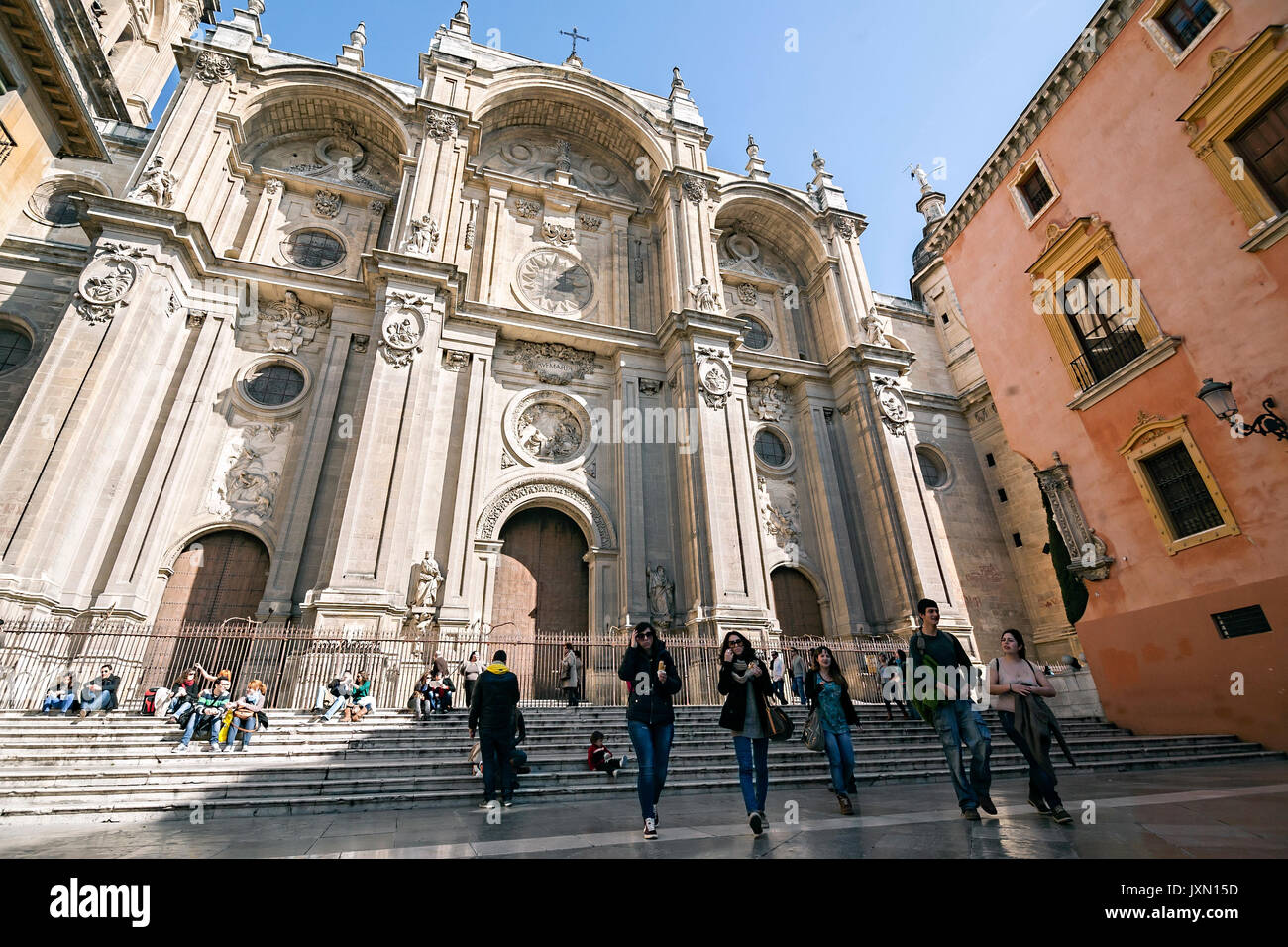 Facciata principale della cattedrale di Granada da Pasiegas square, la gente camminare e prendendo il sole in piazza 'Pasiegas ', Granada, Spagna Foto Stock