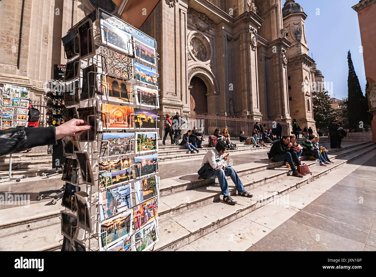 Granada, Spagna - 16 febbraio 2013: facciata principale della cattedrale e la gente seduta sui gradini in Piazza Pasiegas, Granada, Andalusia, Spagna Foto Stock