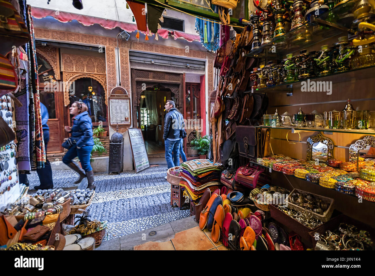 Commercio di prodotti arabi nel denominato Strada della sala da tè,vista dall'interno del negozio, Granada, Andalusia, Spagna Foto Stock