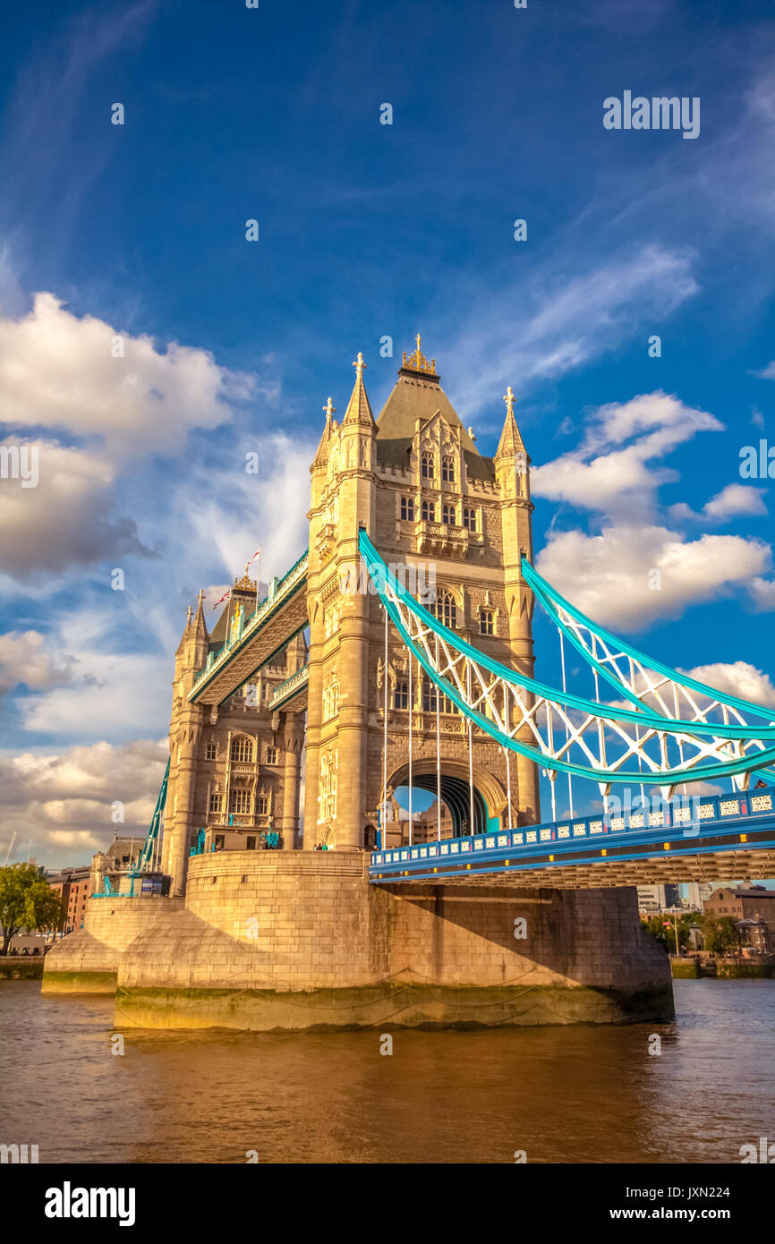 Il Tower Bridge di Londra in una bella giornata di sole, REGNO UNITO Foto Stock