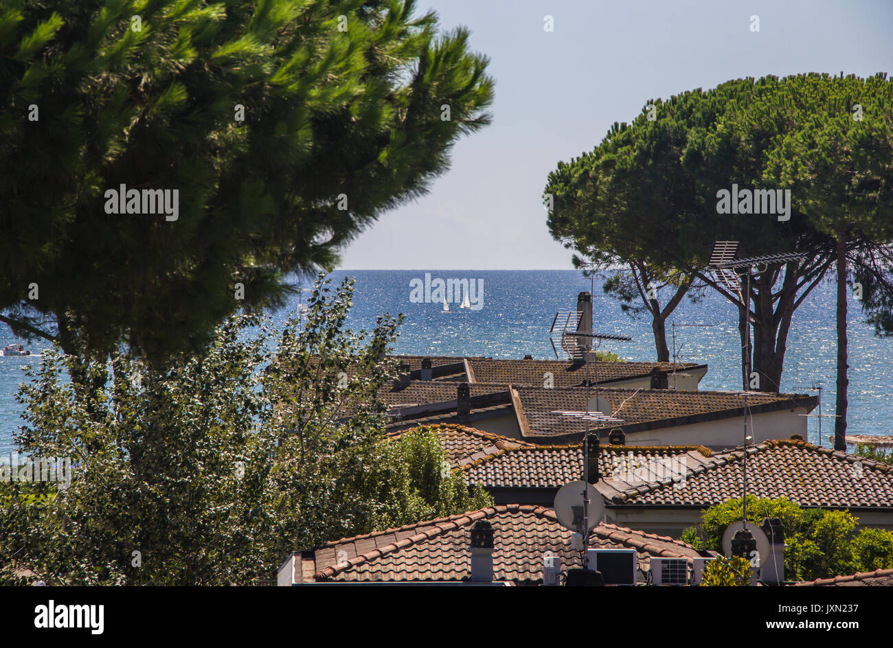 Mar Tirreno, la vista dei tetti di tegole, pini, yachts e del litorale di Terracina, Lazio, Italia Foto Stock