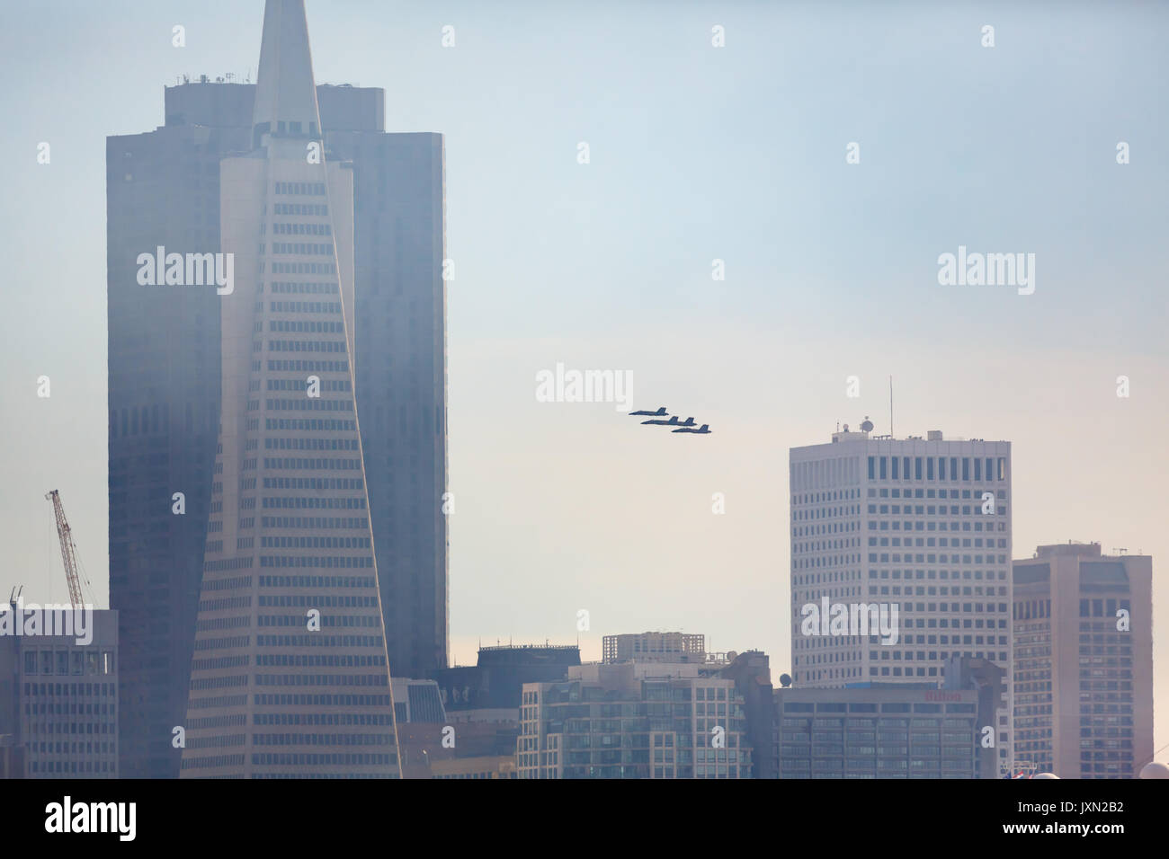 Formazione Airshow più alti edifici in città durante la settimana della flotta in San Francisco Foto Stock