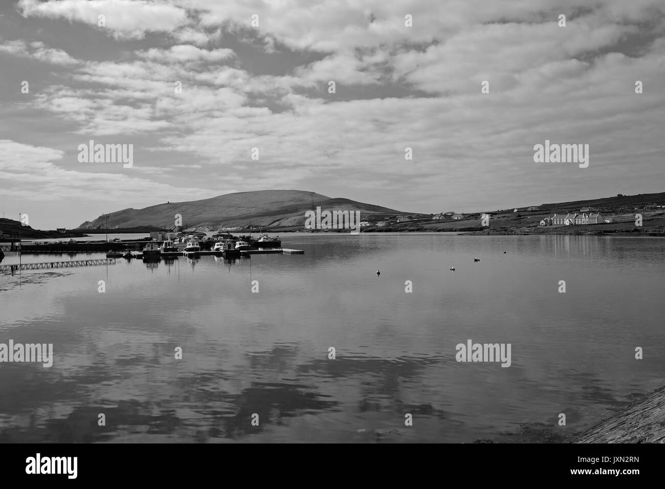 Il mare calmo a Portmagee, nella contea di Kerry, Irlanda con l' isola Valentia nella distanza Foto Stock