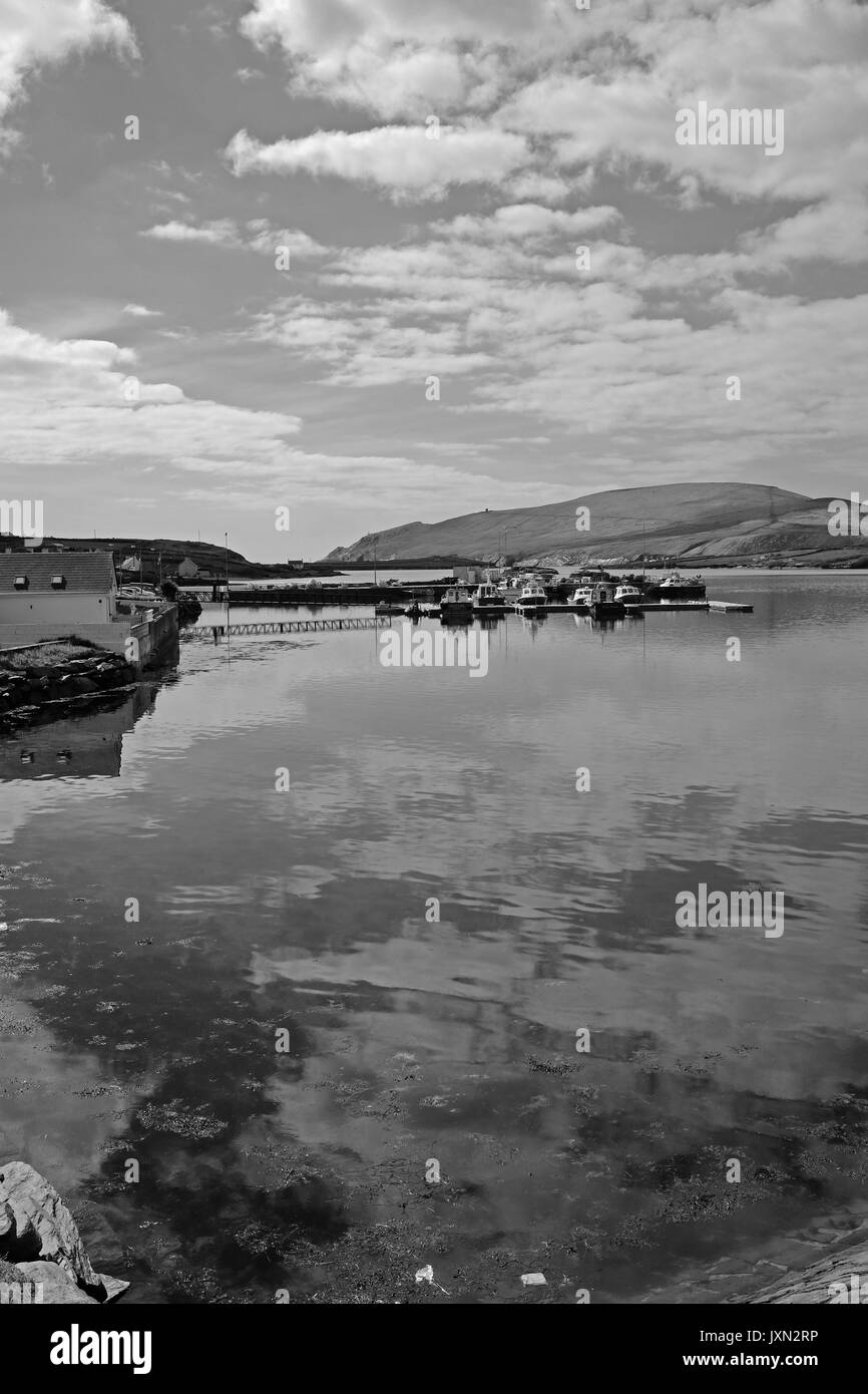 Il mare calmo a Portmagee, nella contea di Kerry, Irlanda con l' isola Valentia nella distanza Foto Stock
