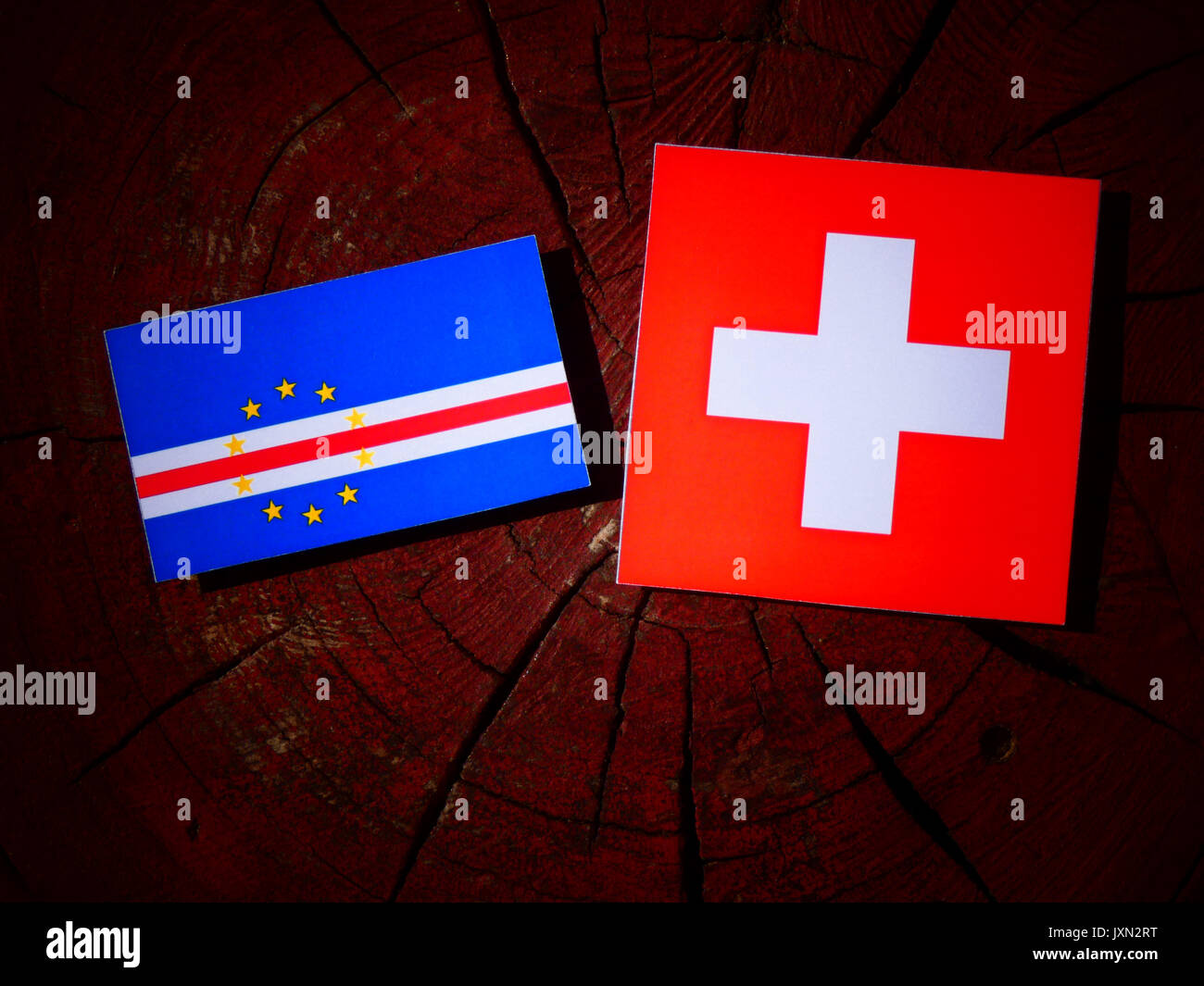 Capo Verde bandiera con bandiera svizzera su un ceppo di albero isolato Foto Stock