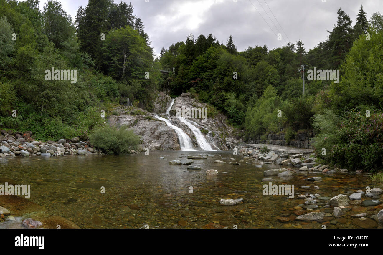 Il torrente Loana cascata sulle rocce circondato da pini, abeti ed altri  alberi verdi in Malesco, Valle Vigezzo, Italia Foto stock - Alamy