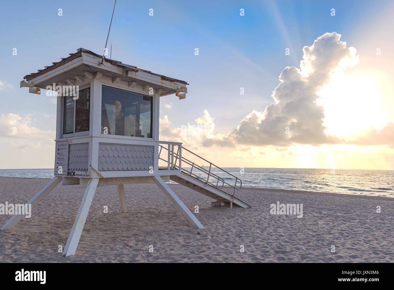 Un bagnino stand su una spiaggia vicino a Las Olas in Ft. Lauderdale, FL su una mattina d'estate. Foto Stock Un bagnino stand su una spiaggia vicino a Las Olas in Ft. Lauderdale, FL su una mattina d'estate. Foto Stock