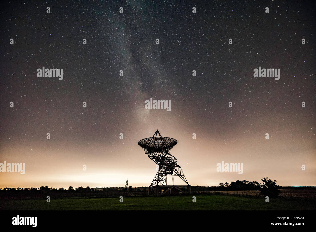 Via lattea dietro un radiotelescopio piatto del mullard radio astronomy observatory, dell'università di cambridge Foto Stock