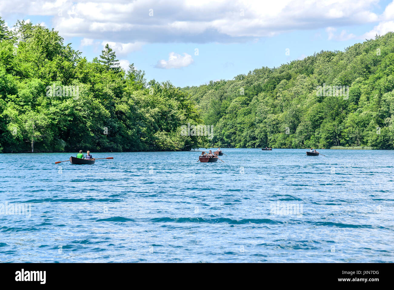 I turisti di marcia su imbarcazioni da diporto sul lago Kazyak, nel parco nazionale dei Laghi di Plitvice. Foto Stock