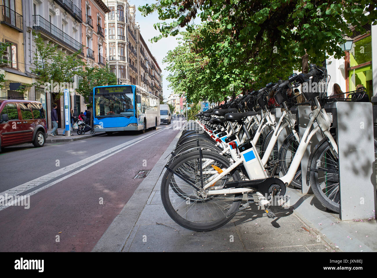 Noleggio di biciclette elettriche nella città Foto Stock