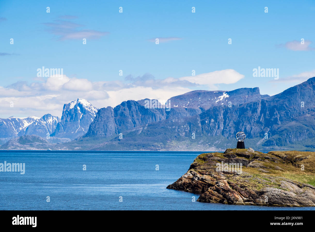 Circolo Polare Artico monumento scultura globo sull isola di Vikingen, Rødøy comune, Nordland, Norvegia, Scandinavia, Europa. Mefjorden Foto Stock