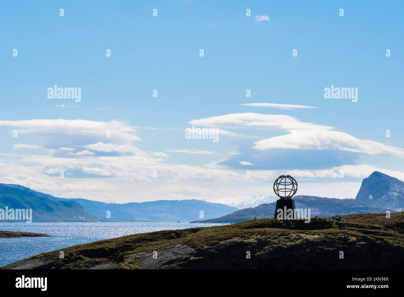 Circolo Polare Artico monumento scultura globo sull isola di Vikingen, Rødøy comune, Nordland, Norvegia e Scandinavia Foto Stock