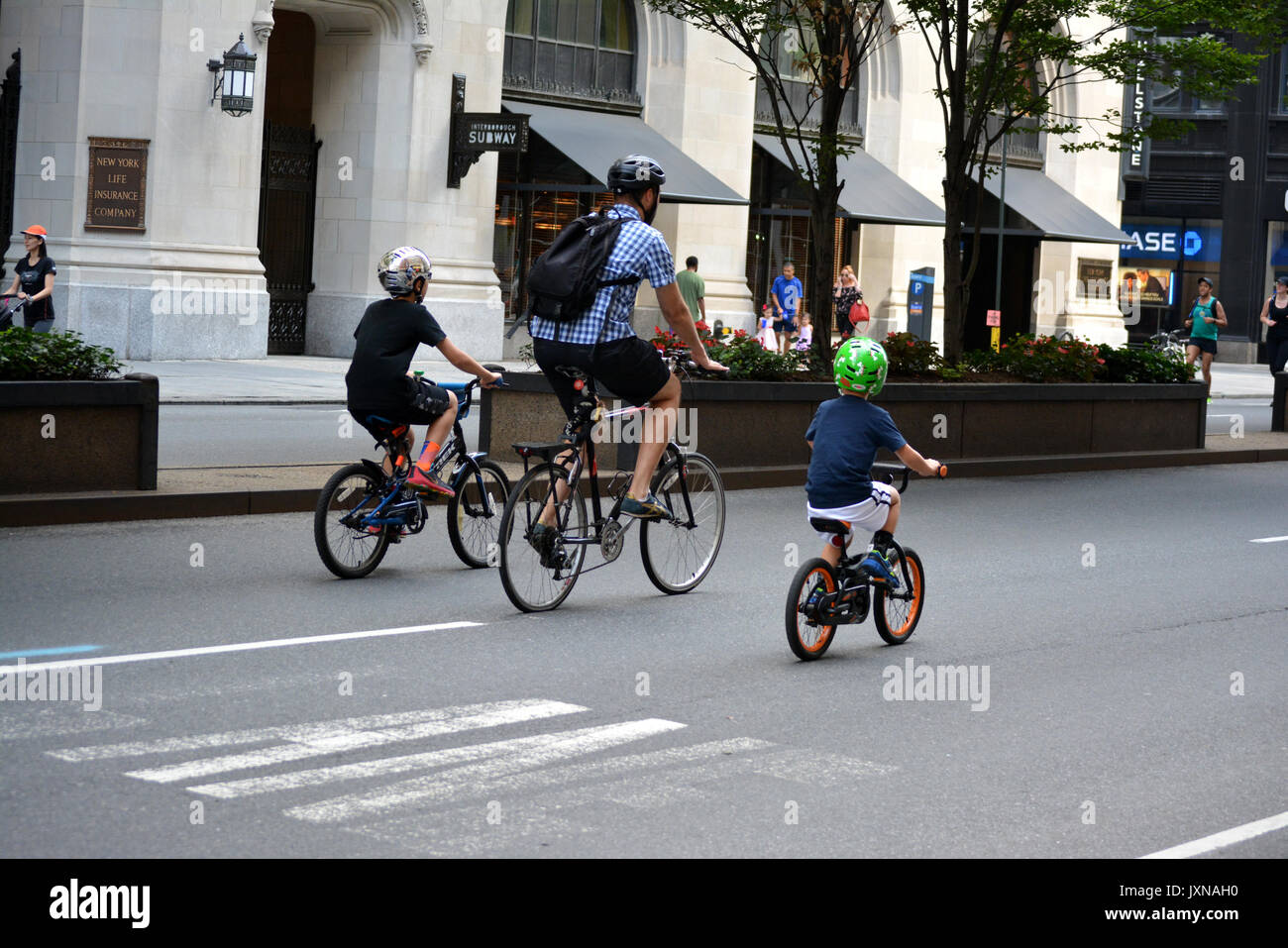 Persone su Park Avenue prendendo parte alla vettura annuale libero estate strade evento nella città di New York. Foto Stock