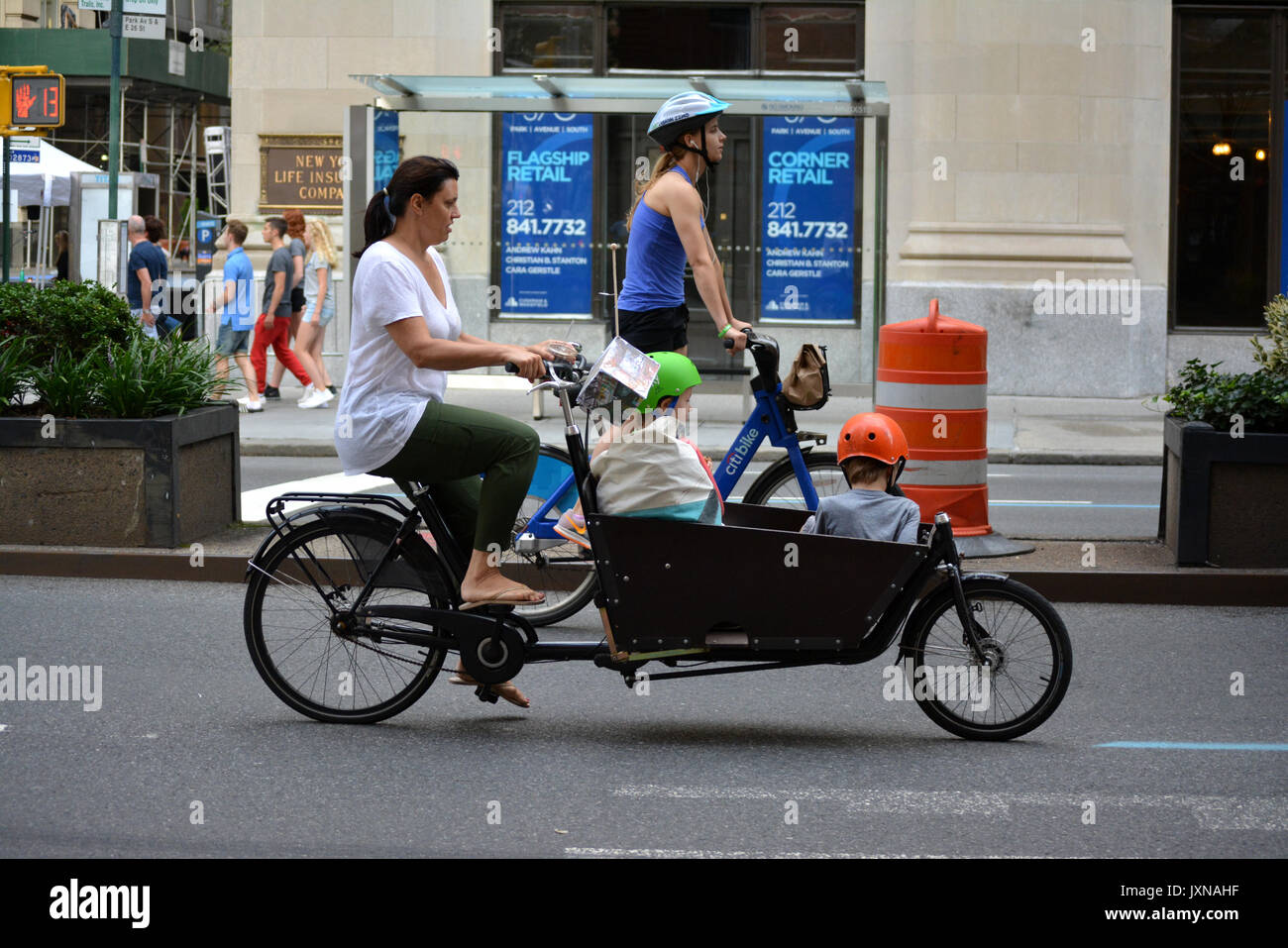 Persone su Park Avenue prendendo parte alla vettura annuale libero estate strade evento nella città di New York. Foto Stock