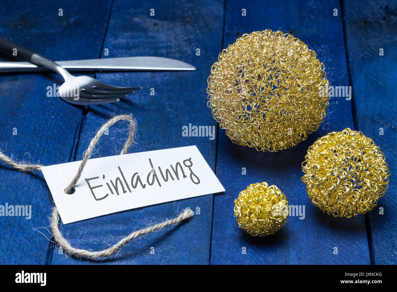 Einladung (in tedesco invito) card con posate e deco palle. Foto Stock