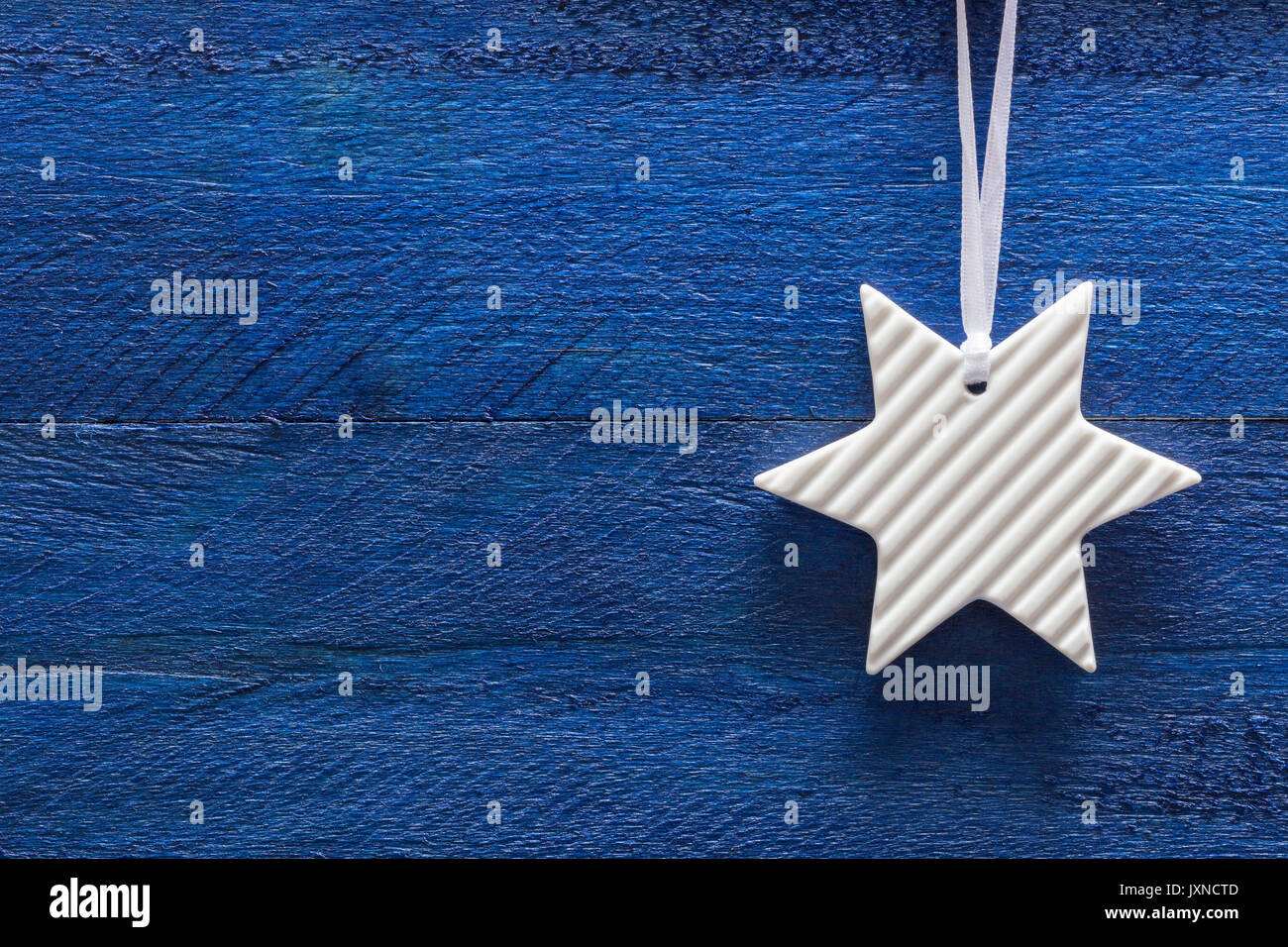 Scheda di Natale con Stella in legno di colore blu. Foto Stock
