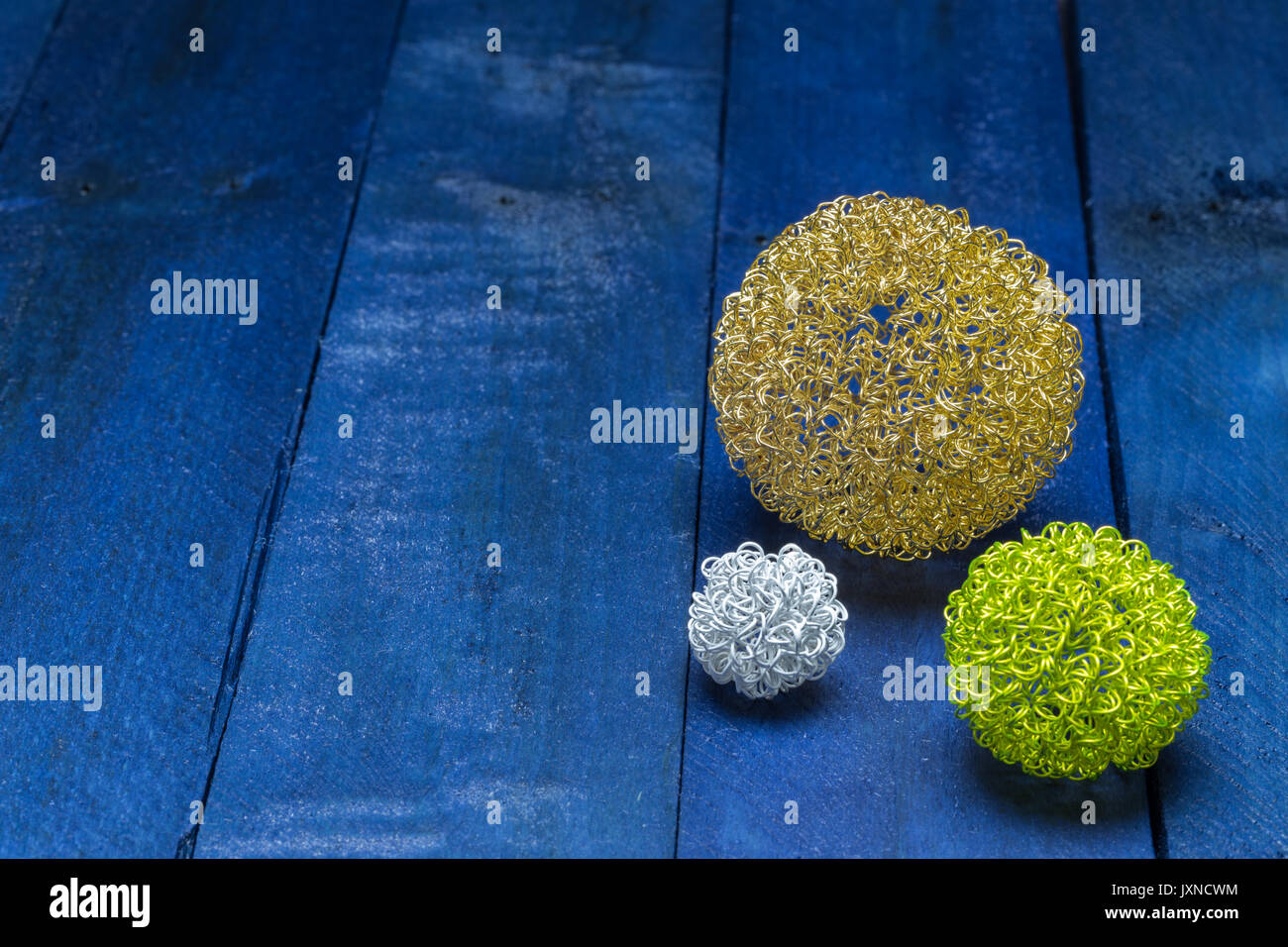 Scheda di invito con coloratissime palle deco in legno di colore blu. Foto Stock