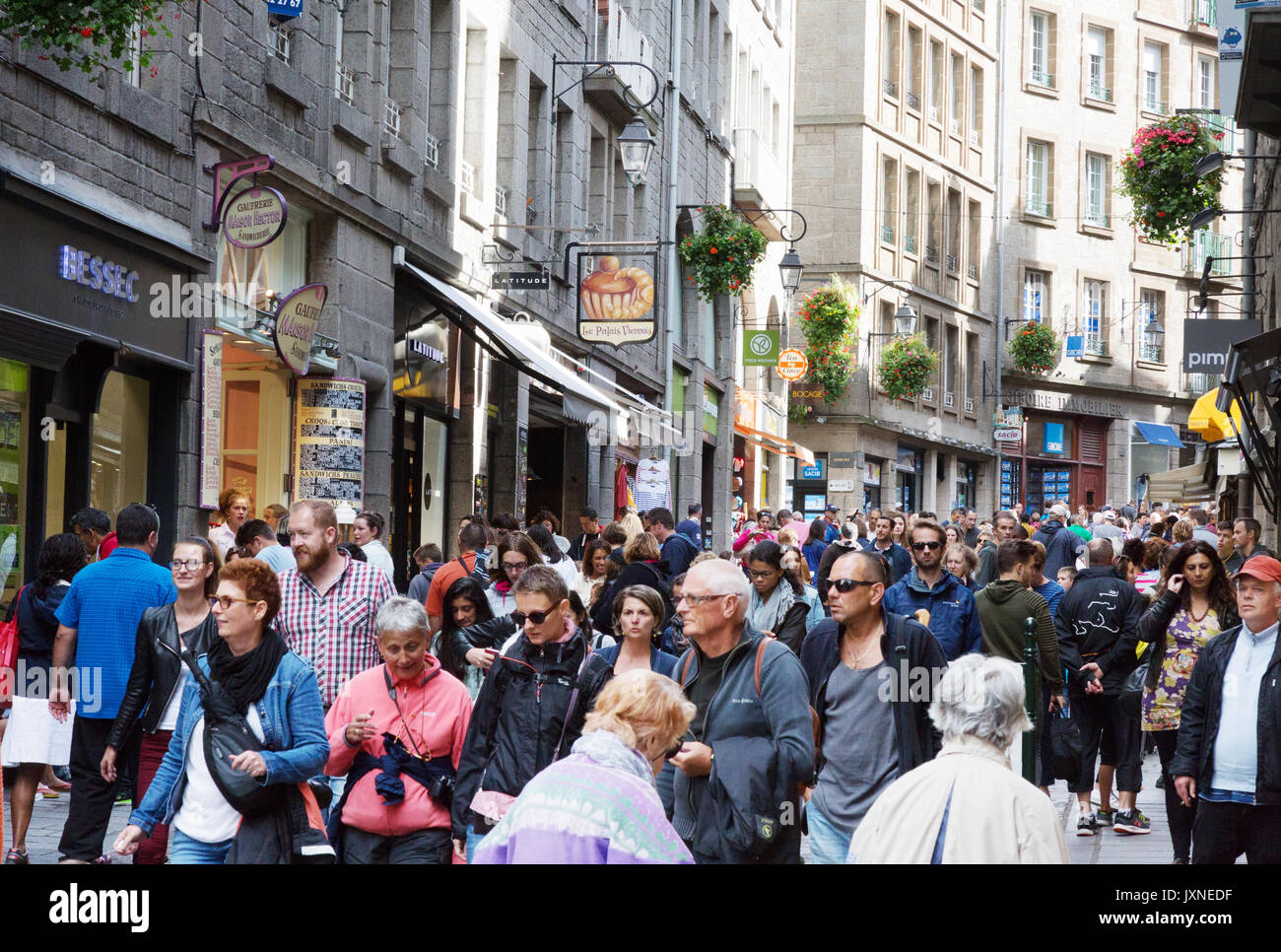 St Malo, Bretagna Francia - una folla di gente che su una strada trafficata in Old Town ( città murata ), St Malo Bretagna Francia Foto Stock