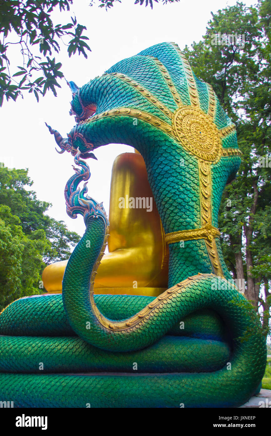 Retro della bellissima buddha con re naga Mujarin al Wat Burapha,Ubonratchathani provincia,della Thailandia. Foto Stock