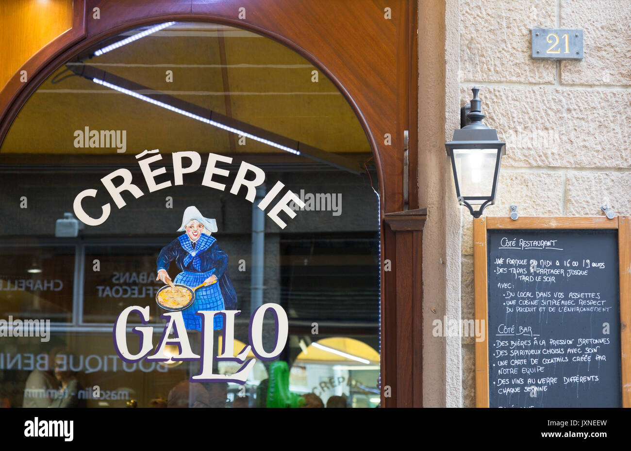 Francia - Creperie Cafe o nella città murata, St Malo, Bretagna Francia Foto Stock