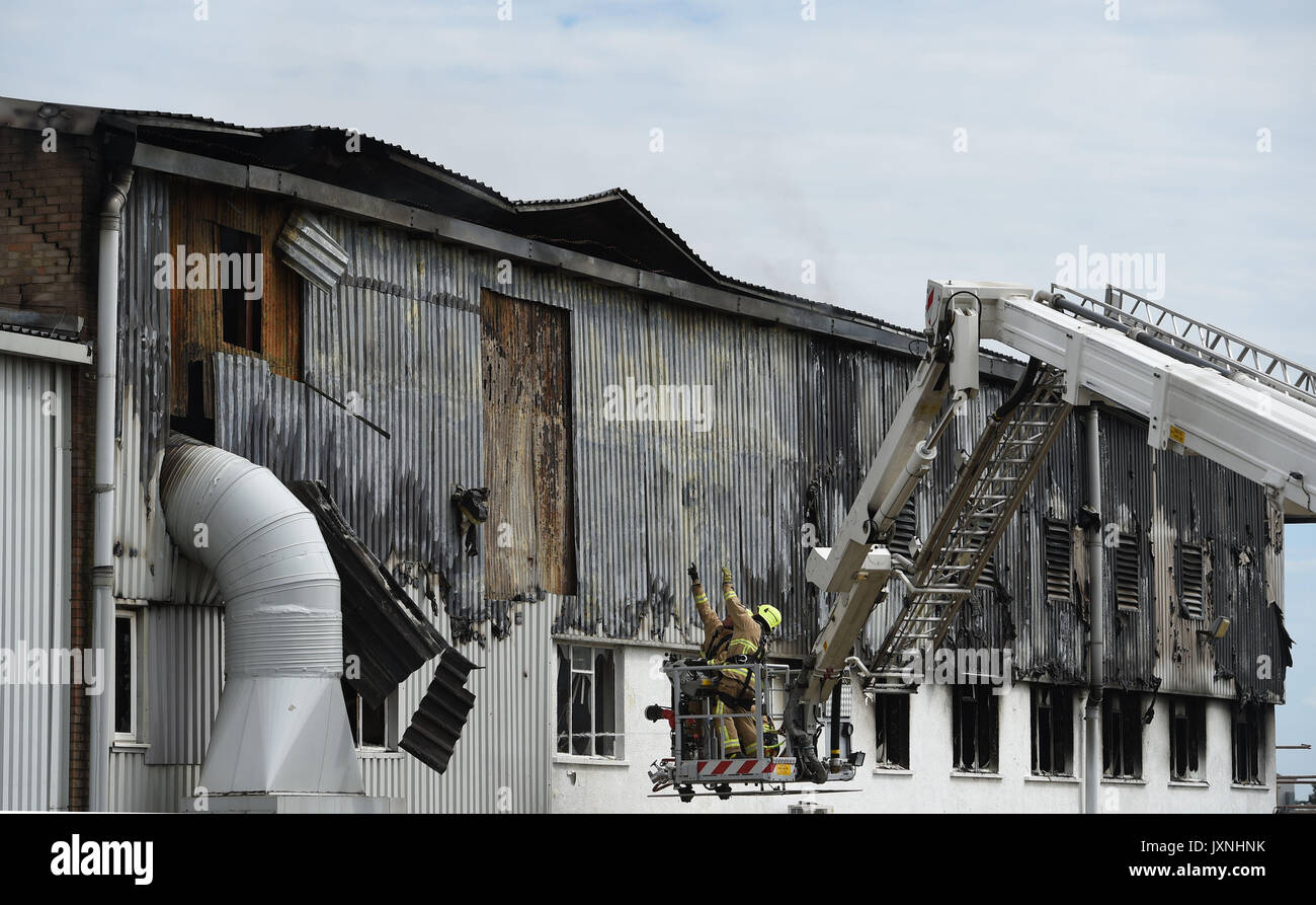 Servizi di emergenza sulla scena di incendio presso la livrea aria appendiabiti all aeroporto di Southend in Essex. Foto Stock