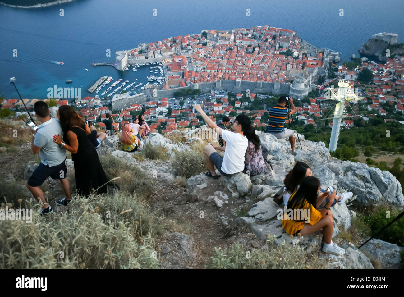 DUBROVNIK CROAZIA - Luglio 20, 2017 : i turisti sul monte Srd per scattare delle foto della antica città vecchia di Dubrovnik, Croazia. Foto Stock