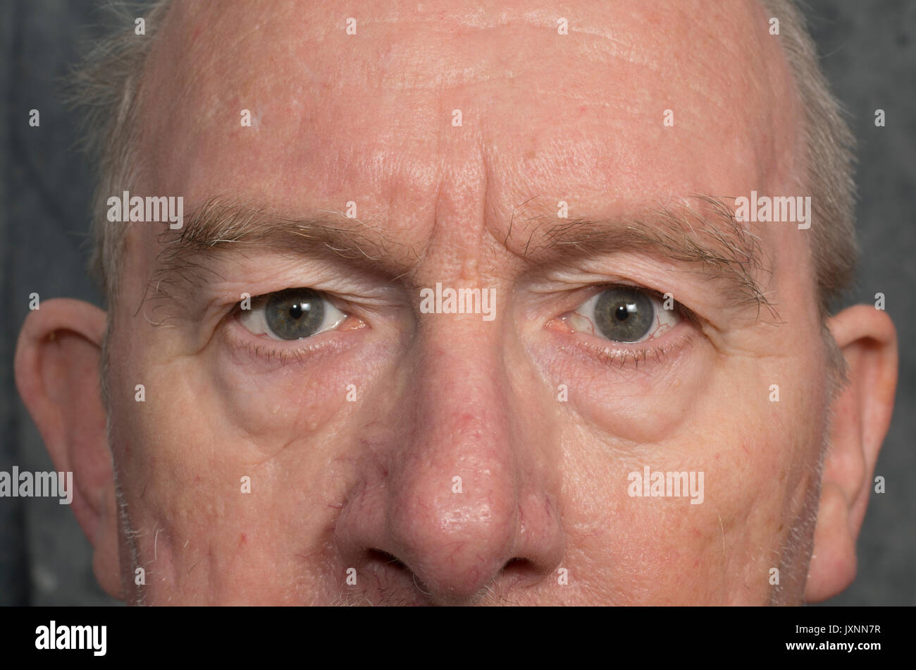 Una chiusura diretta da fissare gli occhi di un uomo più anziano Foto Stock