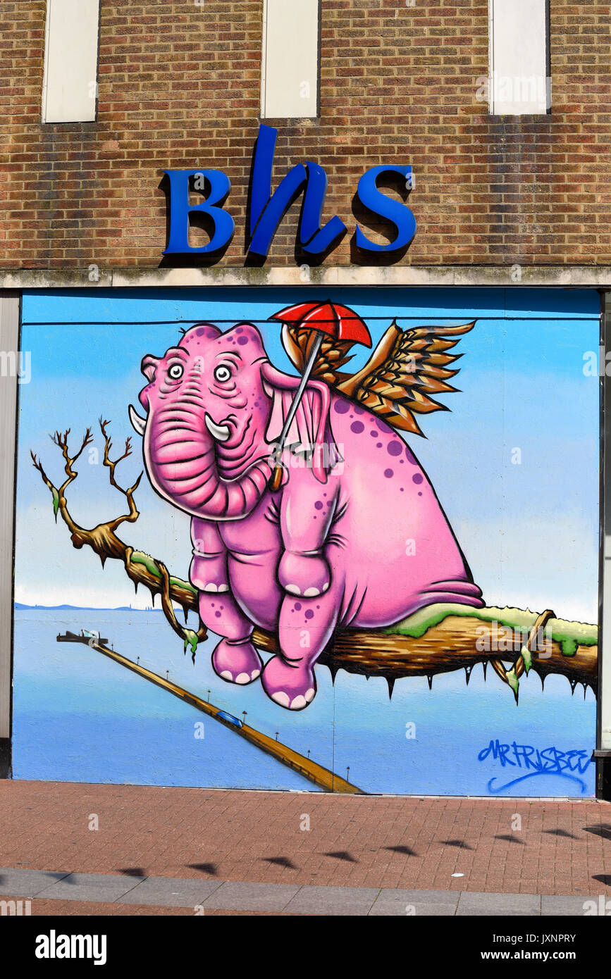 Illustrazione di graffiti a coprire le finestre dell'ex BHS department store di Southend on Sea, Essex, dotata di molo e un grande Pink Elephant. Foto Stock