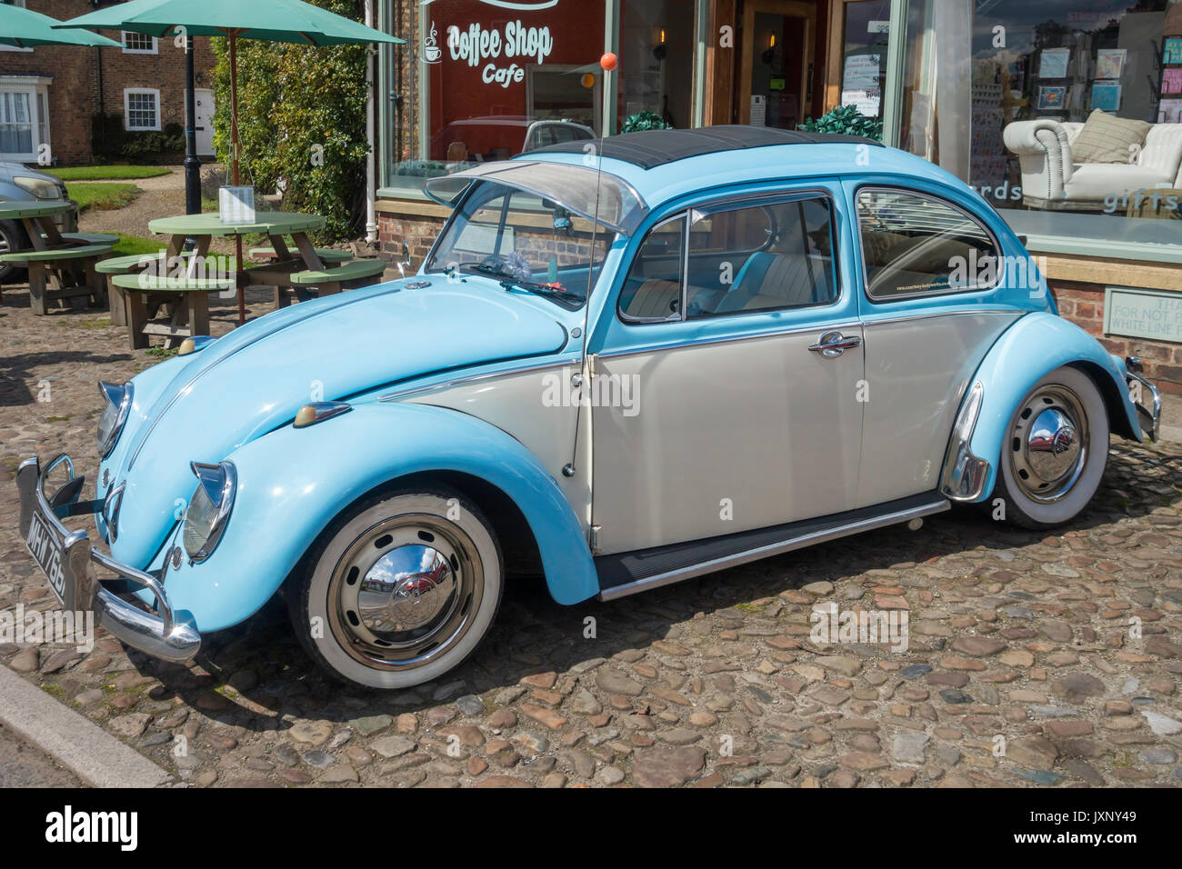 Un blu e crema 1968 modello Volkswagen Beetle 1500 cc berlina Foto Stock