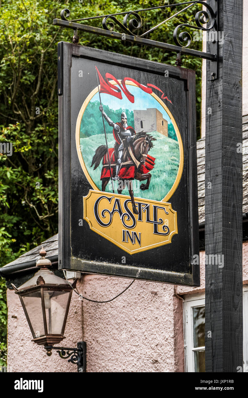 Appendere il cavaliere a cavallo segno per il Castle Inn pub e ristorante in Lydford Village, vicino a Okehampton, Devon, Inghilterra, Regno Unito. Foto Stock