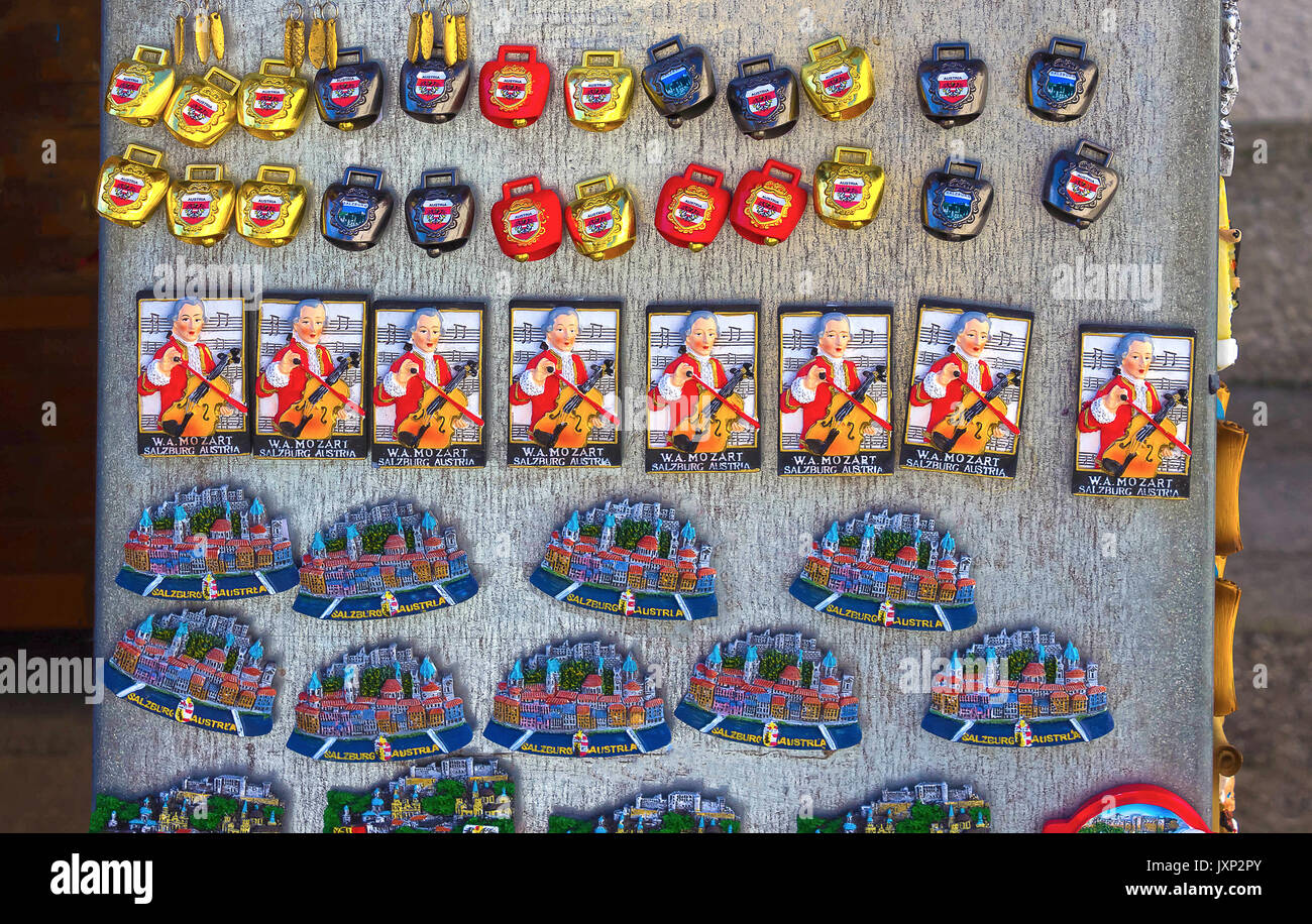 Salisburgo, Austria - 01 May 2017: magneti di souvenir in vendita nella città vecchia di Salisburgo, Austria. Foto Stock
