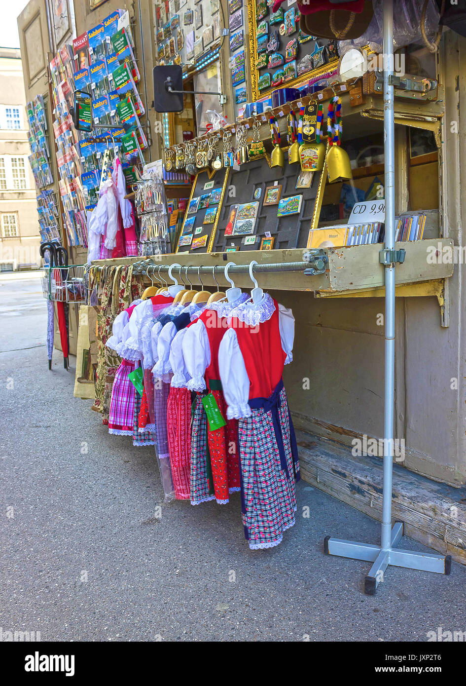 Salisburgo, Austria - 01 May 2017: magneti di souvenir in vendita nella città vecchia di Salisburgo, Austria. Foto Stock