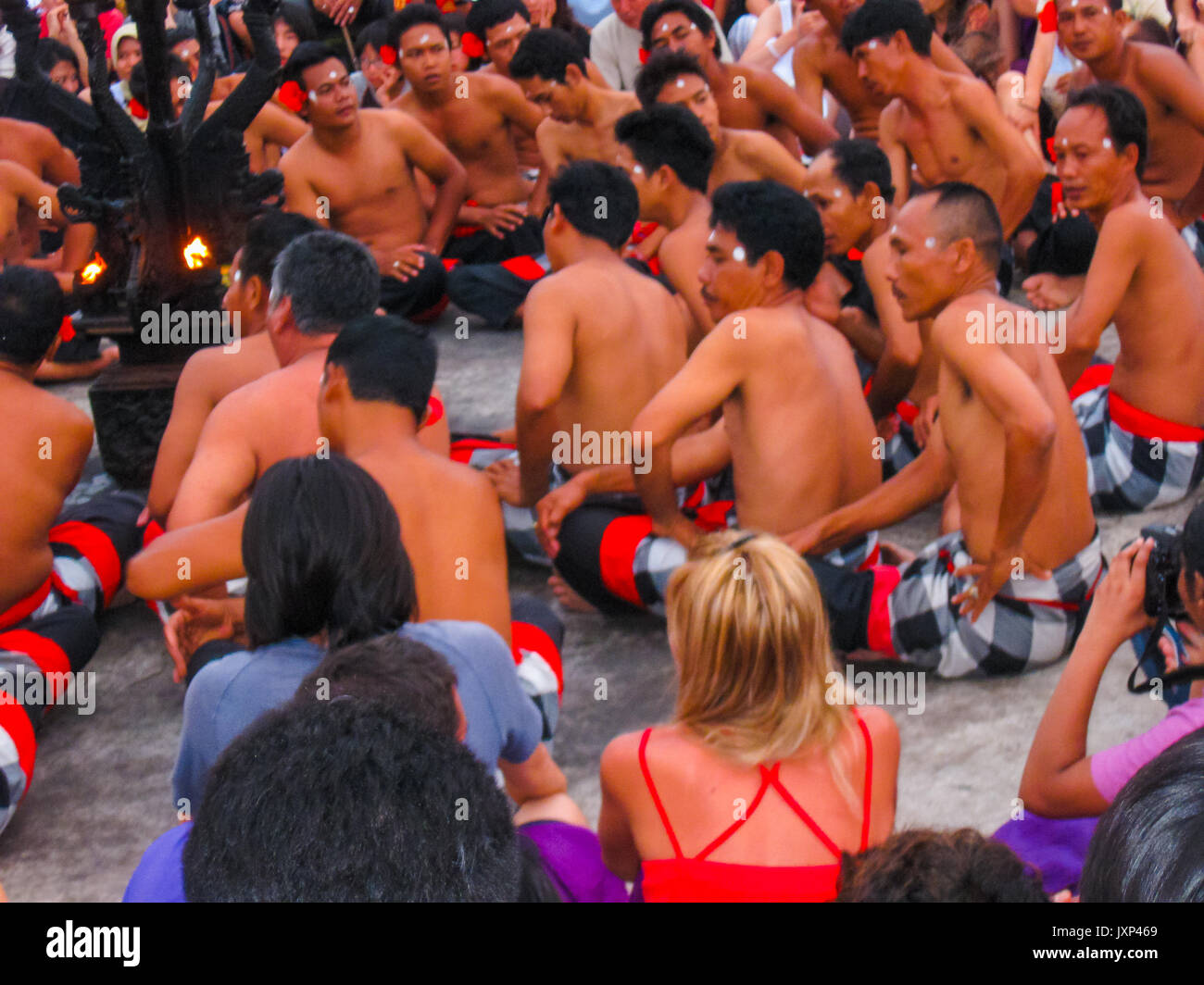 Uluwatu, Bali, Indonesia - 27 dicembre 2008: kecak dance Foto Stock